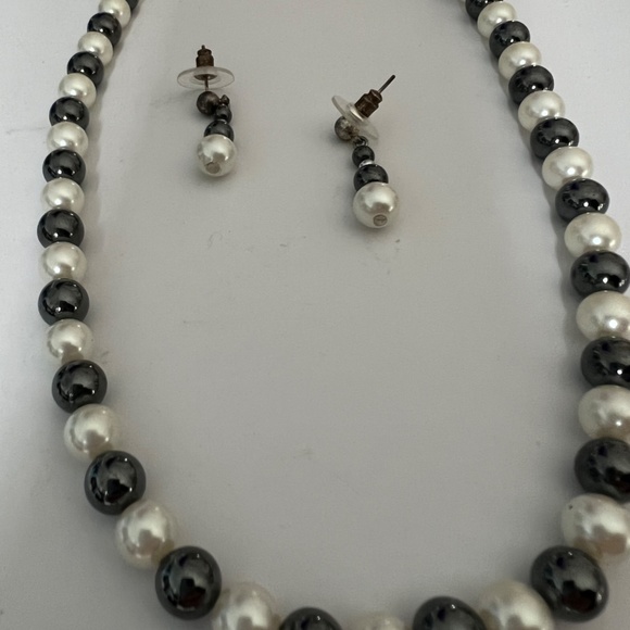 Vintage Faux Glass Pearls necklace Earrings - Picture 4 of 10